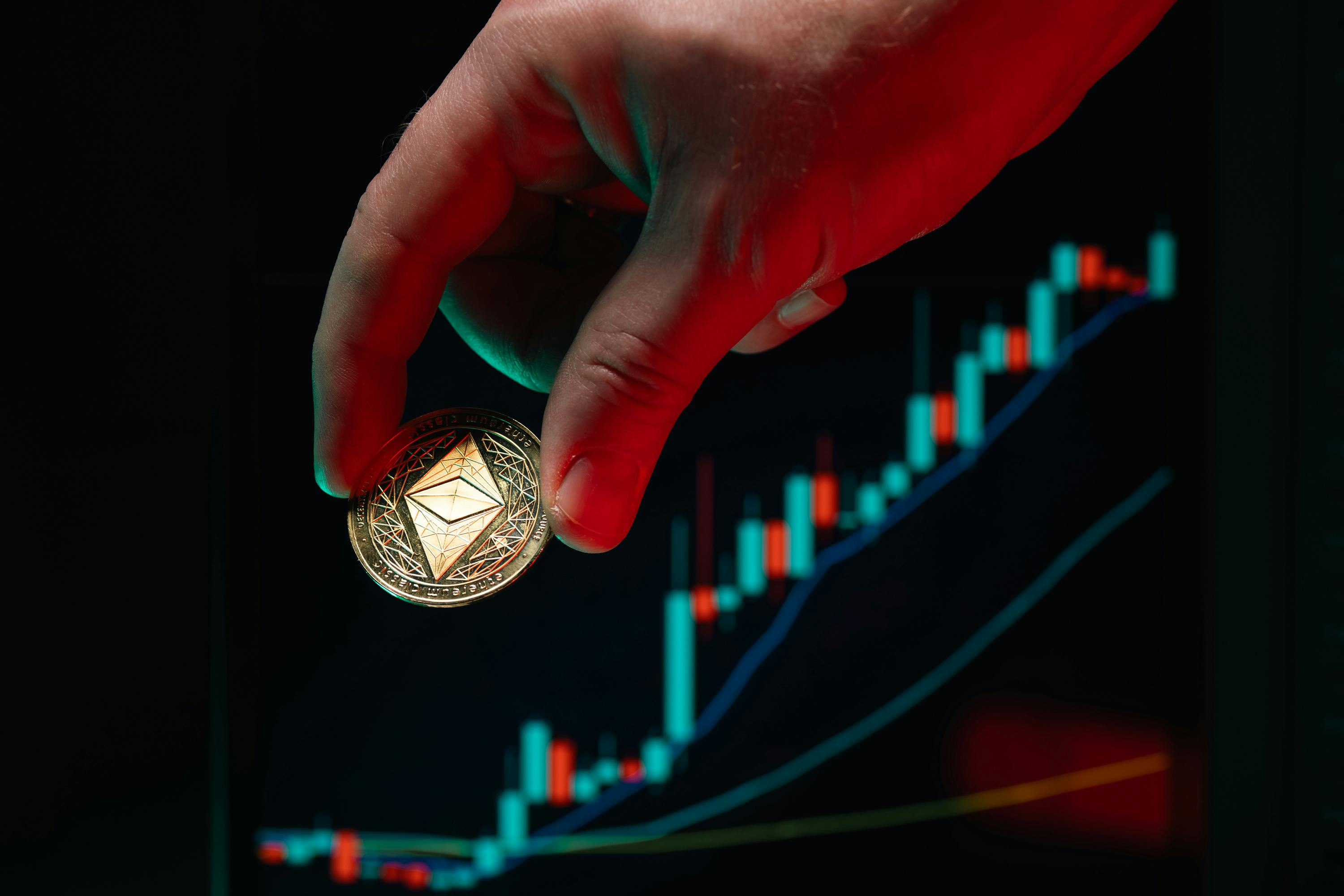 Triple-Bottom Support Forms in Gold — Technical Analysts Eye Breakout Near $3,270
