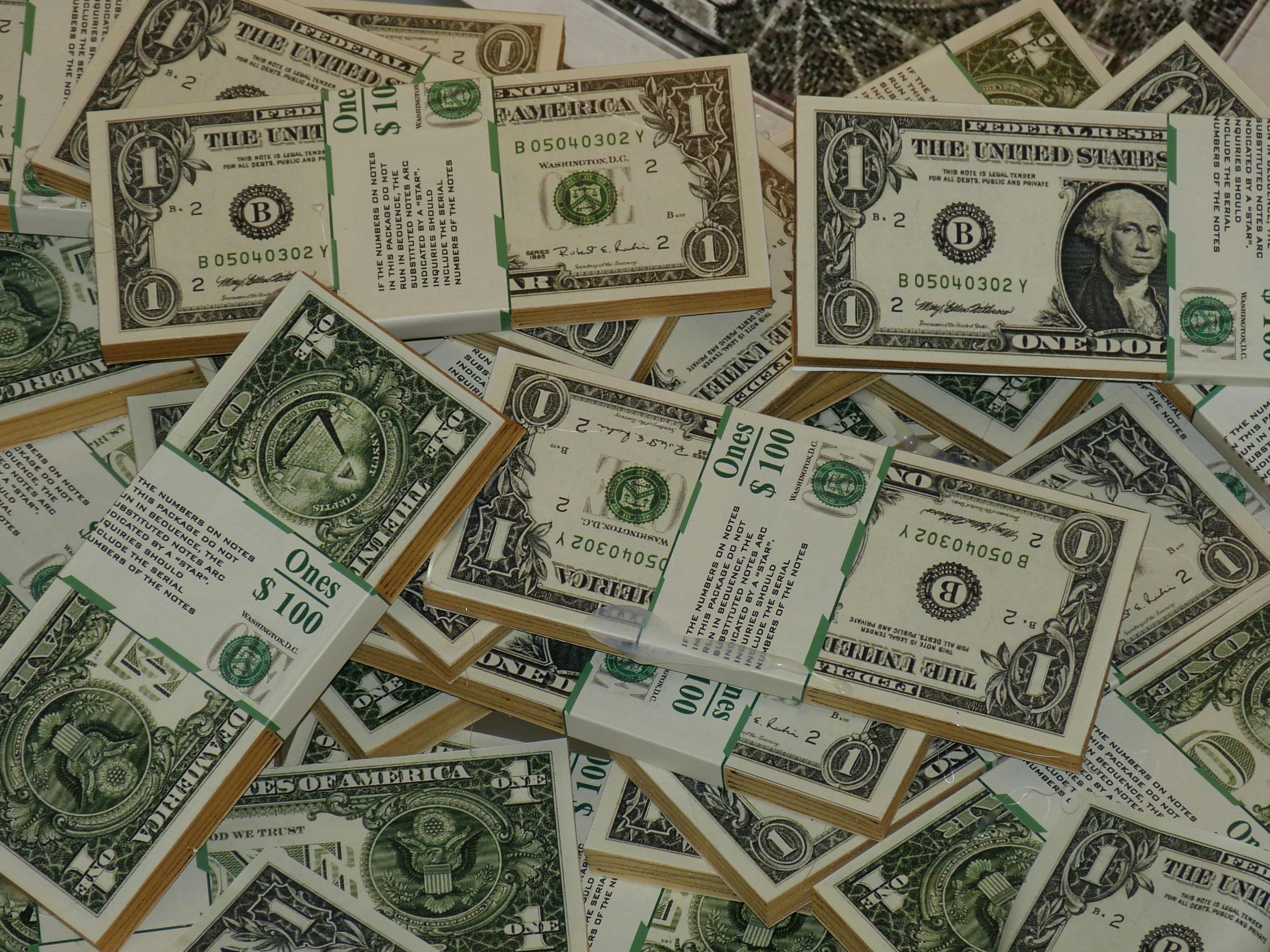 GBP/USD Strengthens on UK Retail Surge — Pound Rallies Ahead of Fed Rate Decision